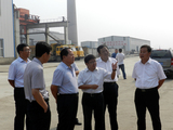 丰镇市市委书记曹思阳（右三）向自治区环保厅领导介绍硕丰规模及远景计划